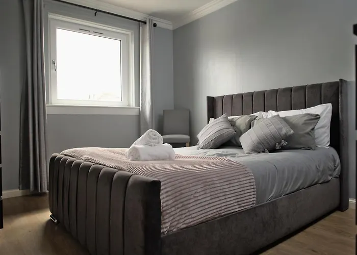 Modern 2-Bed Haven, Free Parking